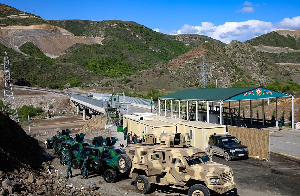 Vue d'un poste de contrôle azerbaïdjanais installé à l'entrée du corridor de Latchine. (Photo TOFIK BABAYEV/AFP via Getty Images)