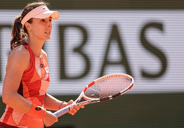 Alize Cornet à l'Open de tennis Roland-Garros sur le court Philippe-Chatrier à Paris le 28 mai 2023. (Photo THOMAS SAMSON/AFP via Getty Images)