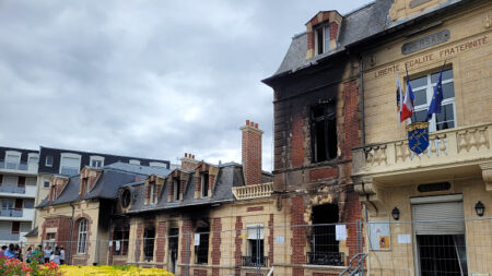 Émeutes: 15 personnes mises en examen après l’incendie d’une mairie et d’un poste de police