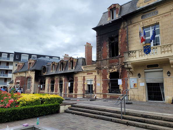 La mairie de Persan partiellement endommagée le 1er juillet 2023, lors des émeutes qui avaient suivi la mort de Nahel. (Photo: CHRISTINE BERTRAND NIELSEN/AFP via Getty Images)