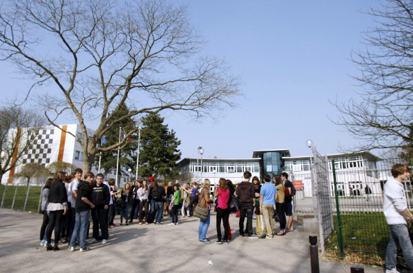 Devant le lycée Gustave-Flaubert, à Rouen, le 23 mars 2012. (Photo CHARLY TRIBALLEAU/AFP via Getty Images)