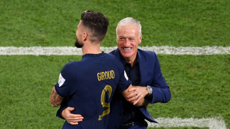 Olivier Giroud est félicité par Didier Deschamps, le 22 novembre 2022. (Photo:  Stu Forster/Getty Images)