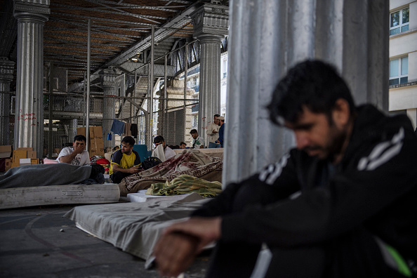 Dans le camp de migrants du quartier Stalingrad à Paris, le 12 juillet 2023. (Photo JULIEN DE ROSA/AFP via Getty Images)