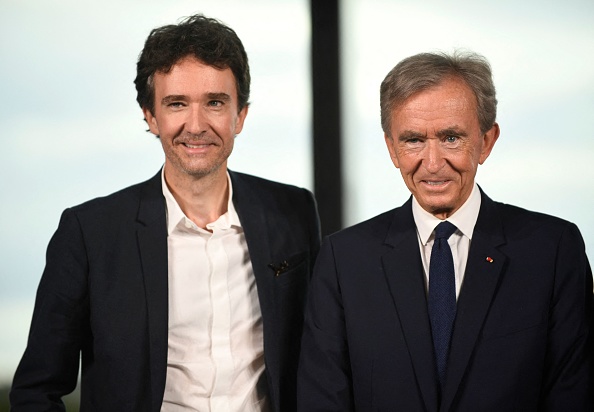 Antoine Arnault (à g.), fils ainé de Bernard Arnault (à dr.), se rendra mardi dans les locaux des Restos du cœur pour concrétiser ce geste solidaire. (Photo JULIEN DE ROSA/AFP via Getty Images)