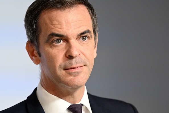 Pour le porte-parole du gouvernement Olivier Véran, « l'ensemble de la majorité » défend le volet régularisation des sans-papiers dans les métiers en tension. (Photo BERTRAND GUAY/AFP via Getty Images)