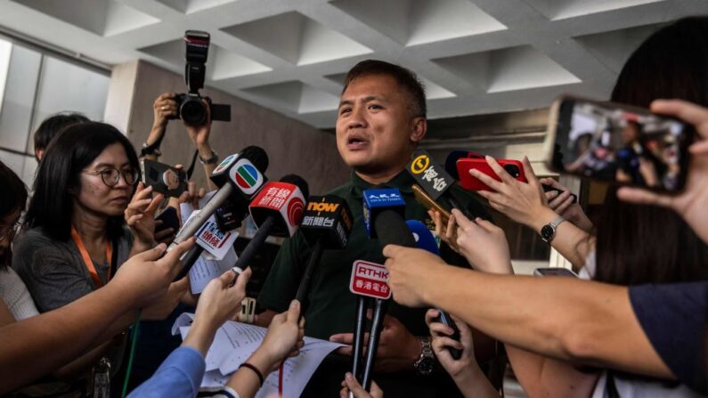 Ronson Chan (au c.), journaliste et président de l'Association des journalistes de Hong Kong, s'adresse aux médias devant la Haute Cour de Hong Kong, le 28 juillet 2023. (Photo ISAAC LAWRENCE/AFP via Getty Images)