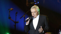 Michel Sardou bientôt décoré par Emmanuel Macron, crée un tollé chez les féministes