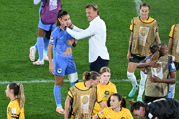 L'entraîneur Hervé Renard réconforte une joueuse après la défaite lors du match de quart de finale de la Coupe du monde féminine 2023 entre l'Australie et la France, le 12 août 2023. (Photo WILLIAM WEST/AFP via Getty Images)