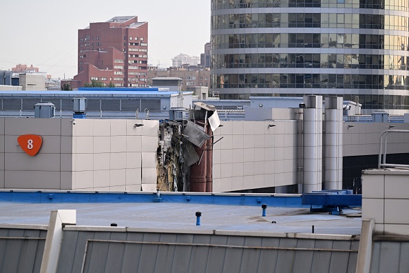 Les dommages subis par un bâtiment de l'Expocentre à la suite d'une attaque de drone à Moscou, le 18 août 2023. (Photo NATALIA KOLESNIKOVA/AFP via Getty Images)