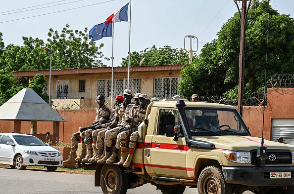 Une patrouille de la police nationale du Niger passe devant l'ambassade de France à Niamey le 28 août 2023. (Photo AFP via Getty Images)