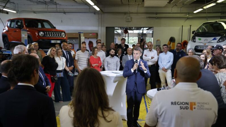 Au lycée professionnel de l’Argensol d'Orange, Emmanuel Macron s'exprime devant des enseignants et des chefs d’entreprises locales, le 1er septembre 2023. (Photo LUDOVIC MARIN/POOL/AFP via Getty Images)