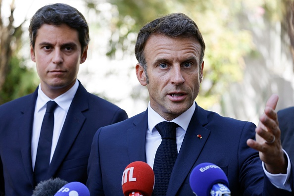 Le Président Emmanuel Macron avec le ministre de l'Éducation et de la Jeunesse Gabriel Attal, lors de sa visite d'un lycée professionnel à Orange, le 1er septembre 2023. (Photo LUDOVIC MARIN/POOL/AFP via Getty Images)