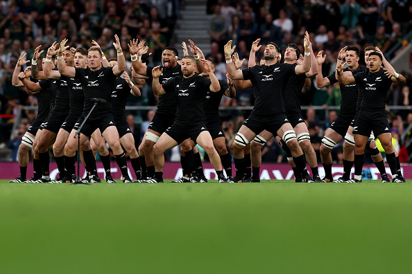 Les joueurs de la Nouvelle-Zélande exécutent le Haka avant le match face à l'Afrique du Sud le 25 août 2023. (Photo Julian Finney/Getty Images)