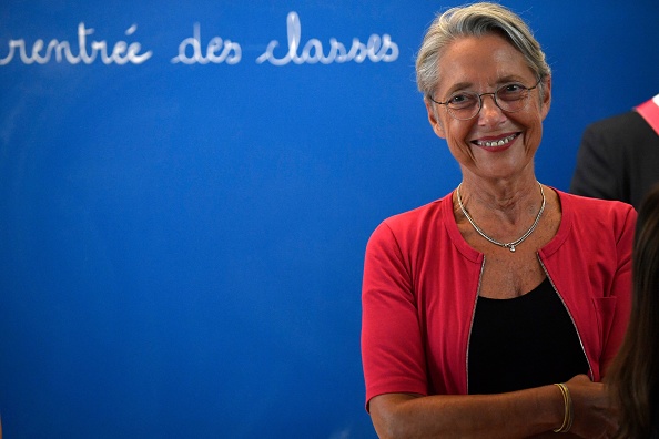 La Première ministre Élisabeth Borne à la visite de l'école Amandine Mallet, à Saint-Germain-sur-Ille, le 4 septembre 2023. (Photo JULIEN DE ROSA/AFP via Getty Images)