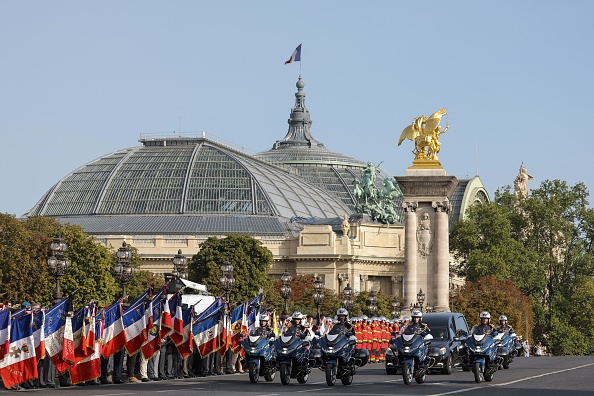 Un convoi funéraire transportant la dépouille du sergent Nicolas Mazier roule sur le pont Alexandre III avant une cérémonie commémorative aux Invalides, à Paris, le 5 septembre 2023. (Photo THOMAS SAMSON/AFP via Getty Images)