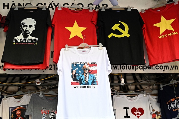 Un t-shirt avec une image de la photo du président américain Joe Biden (au c.) dans un magasin à Hanoi, Vietnam. (Photo NHAC NGUYEN/AFP via Getty Images)