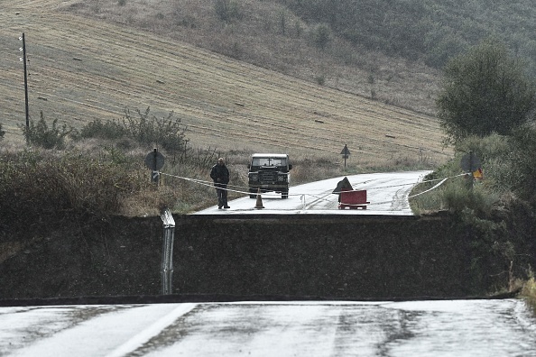 Un pont effondré après de fortes pluies et des inondations à Farsala, dans le centre de la Grèce, le 7 septembre 2023. (Photo SAKIS MITROLIDIS/AFP via Getty Images)