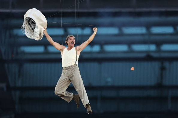 L'acteur Jean Dujardin participe à la cérémonie d'ouverture de la Coupe du monde de rugby France 2023. (Photo FRANCK FIFE/AFP via Getty Images)