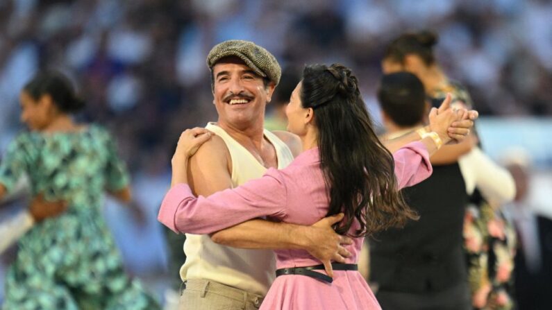 Jean Dujardin et Alice Renavand participent à la cérémonie d'ouverture de la Coupe du monde de rugby, le 8 septembre 2023. (Photo: MARTIN BUREAU/AFP via Getty Images)