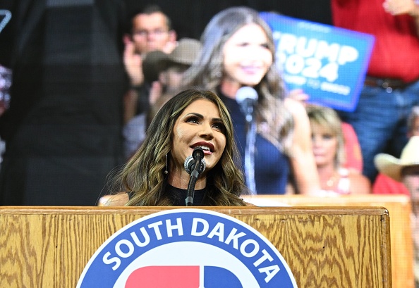 Kristi Noem, gouverneure du Dakota du Sud, à l’occasion du meeting de Donald Trump, à Rapid City, Dakota du Sud, le 8 septembre 2023. (Photo ANDREW CABALLERO-REYNOLDS/AFP via Getty Images)