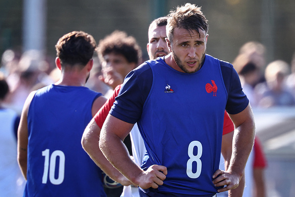 Anthony Jelonch (à dr.) assiste à une séance d'entraînement au Stade du Parc à Rueil-Malamaison, le 11 septembre 2023, lors de la Coupe du monde de rugby de France 2023. (Photo ANNE-CHRISTINE POUJOULAT/AFP via Getty Images)