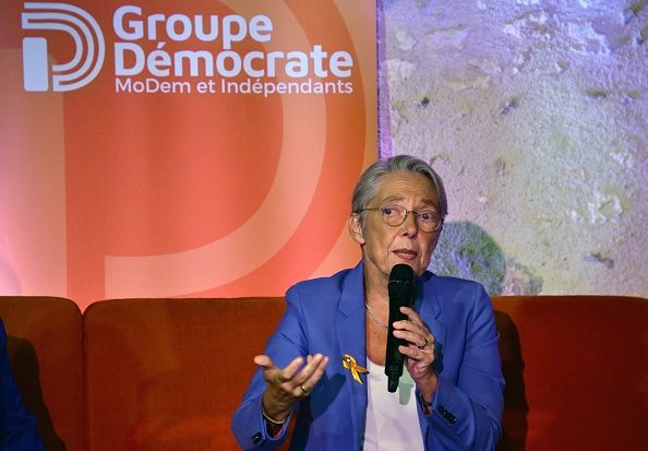 Le Premier ministre français Elisabeth Borne, lors des journées parlementaires du Mouvement démocrate centriste (MoDem) à La Roche-Posay le 12 septembre 2023. Ces journées seront mises à profit par le groupe pour préparer les débats sur le projet de loi sur le plein emploi, le marathon budgétaire et le projet de loi sur l'immigration, qui rythmeront la nouvelle législature. (PASCAL LACHENAUD/AFP via Getty Images)