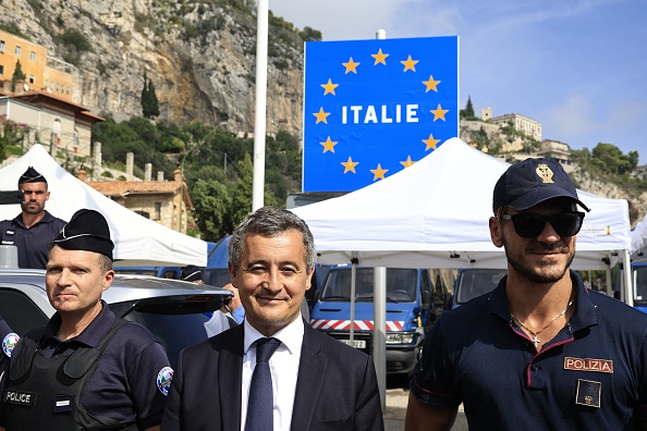 Le ministre de l'Intérieur Gerald Darmanin lors de sa visite au poste frontière de Menton. (Photo VALERY HACHE/AFP via Getty Images)