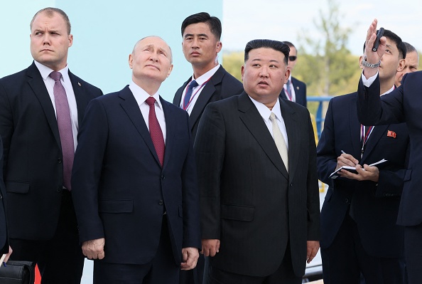 Le Président russe Vladimir Poutine (au c. à g.) et le dirigeant nord-coréen Kim Jong Un (au c. à dr.) visitent le cosmodrome de Vostochny, le 13 septembre 2023. (Photo MIKHAIL METZEL/POOL/AFP via Getty Images)