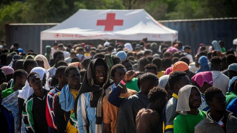 Des migrants se rassemblent devant le centre opérationnel appelé "Hotspot", sur l'île italienne de Lampedusa, le 14 septembre 2023. (Photo : ALESSANDRO SERRANO/AFP via Getty Images)