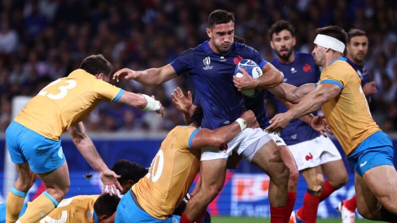 L'arrière français Melvyn Jaminet bien pris par des joueurs de l’Uruguay, au stade Pierre-Mauroy à Lille, le 14 septembre 2023. (Photo ANNE-CHRISTINE POUJOULAT/AFP via Getty Images)