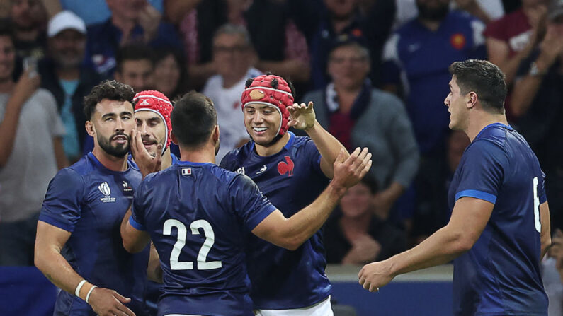 L'ailier français Louis Bielle-Biarrey (au c.) est félicité par ses coéquipiers après avoir marqué un essai, stade Pierre-Mauroy à Lille le 14 septembre 2023. (Photo FRANCK FIFE/AFP via Getty Images)