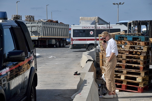 Marion Marechal lors de sa visite dans la zone portuaire de Lampedusa, le 15 septembre 2023.  (ALESSANDRO SERRANO/AFP via Getty Images)