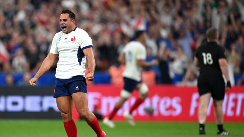 Arthur Vincent célèbre un essai marqué par Melvyn Jaminet lors du match contre  Nouvelle-Zélande au Stade de France le 08 septembre 2023 à Paris. (Photo Hannah Peters/Getty Images)