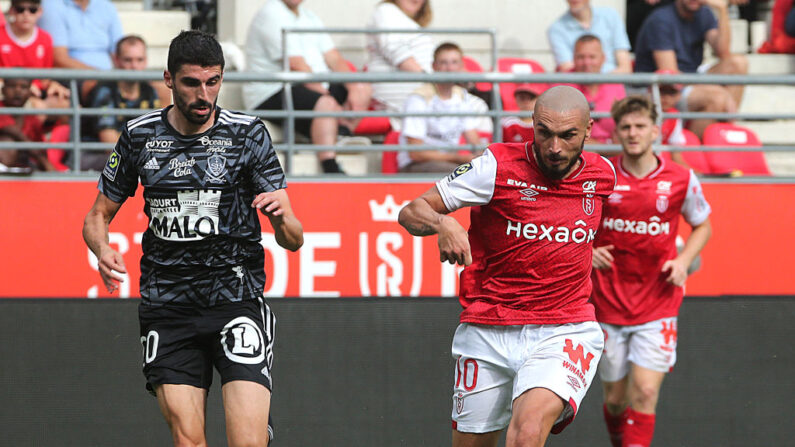 Le milieu de terrain de Brest (à g.), Pierre Lees-Melou, se bat pour le ballon contre le milieu de terrain Teddy Teuma de Reims au Stade Auguste-Delaune à Reims, le 17 septembre 2023. (Photo FRANCOIS NASCIMBENI/AFP via Getty Images)