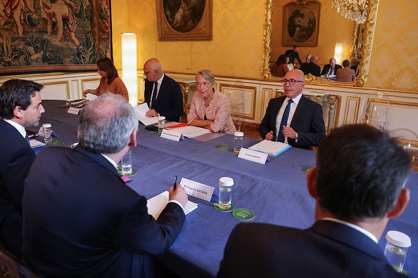 Le président du LR Éric Ciotti (à dr.), la Première ministre Élisabeth Borne (au c. à dr.) à une réunion sur la planification écologique à Paris, le 18 septembre 2023. (Photo THOMAS SAMSON/AFP via Getty Images)