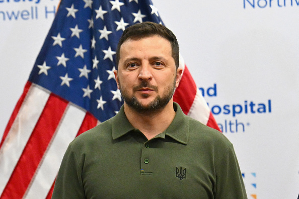 Le président ukrainien Volodymyr Zelensky lors de sa visite à des soldats ukrainiens blessés à l'hôpital universitaire de Staten Island, à New York, le 18 septembre 2023. (Photo ANGELA WEISS/AFP via Getty Images)