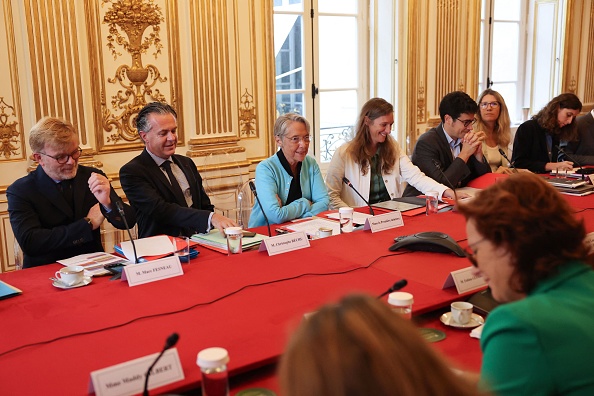 La Première ministre Élisabeth Borne (au c.), entourée du ministre de la Transition écologique et de la Cohésion des territoires Christophe Bechu (2e à g.) et du ministre de l'Agriculture Marc Fesneau (à g.), assiste à la présentation de la planification écologique aux membres du Conseil National de la Refondation (CNR), à Paris, le 19 septembre 2023. (Photo EMMANUEL DUNAND/POOL/AFP via Getty Images)