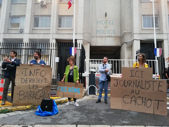 Des manifestants en soutien à la journaliste Ariane Lavrilleux, le 20 septembre 2023, à Marseille. (Photo ISABELLE WESSELINGH/AFP via Getty Images)