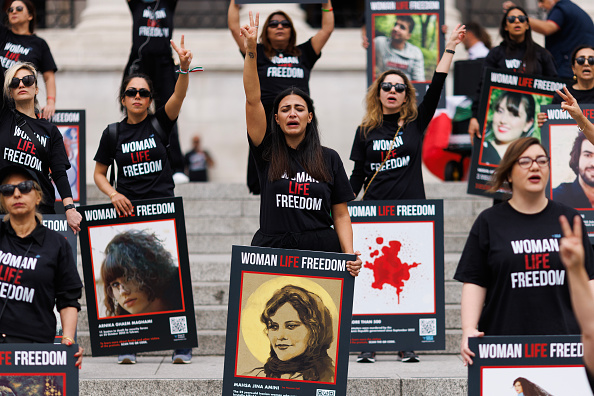 Des personnes participent à une manifestation à Trafalgar Square après avoir défilé à Londres à l'occasion du premier anniversaire de la mort de Mahsa Amini, le 13 septembre 2023 à Londres, en Angleterre. (Photo : Dan Kitwood/Getty Images)