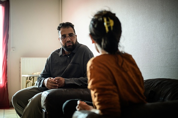 L'Algérien Kamel Daoudi (à g.) parle à sa femme (à dr.) dans son appartement d'Aurillac, le 19 septembre 2023. (Photo JEFF PACHOUD/AFP via Getty Images)