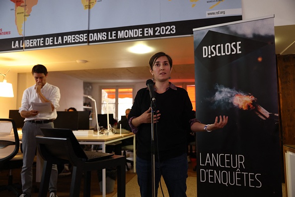 La journaliste française Ariane Lavrilleux donne une conférence de presse au siège de l'ONG française Reporters Sans Frontières (RSF) à Paris, le 21 septembre 2023.  (THOMAS SAMSON/AFP via Getty Images)