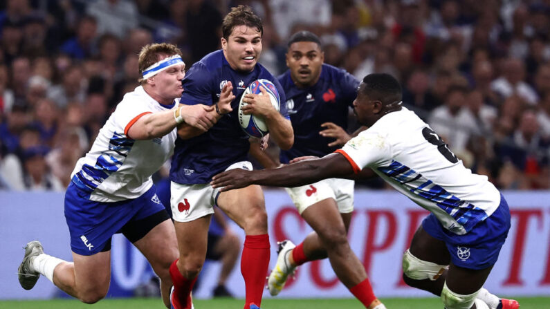 Antoine Dupont (au c.) aux prises avec des joueurs namibiens au Stade de Vélodrome à Marseille, le 21 septembre 2023. « Aucune équipe n'a un joueur comme lui : il a la force d'un avant, la défense d'un centre, la vitesse d'un ailier et l'intelligence d'un demi d'ouverture », a raconté jeudi l'ancien international irlandais Ronan O’Gara. (Photo ANNE-CHRISTINE POUJOULAT/AFP via Getty Images)