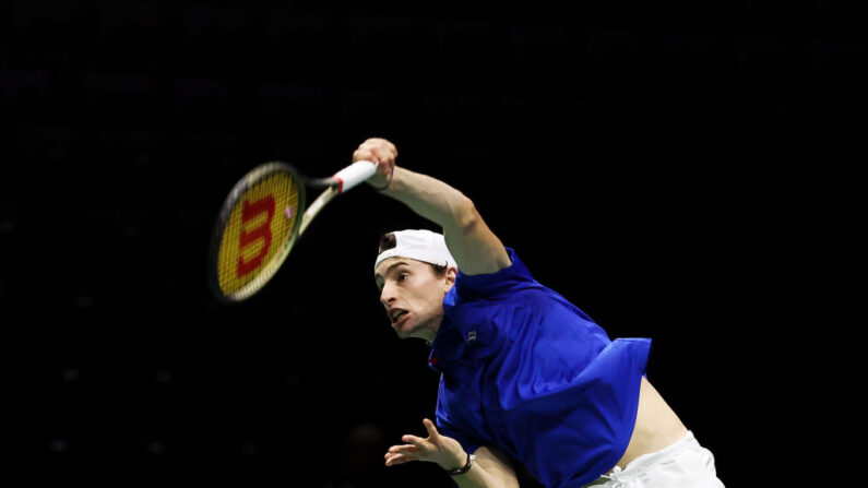 Ugo Humbert de l'équipe de France sert pendant le match de la phase de groupe de la finale de la Coupe Davis entre la France et l'Australie à l'AO Arena le 14 septembre 2023 à Manchester, en Angleterre. (Photo Matt McNulty/Getty Images for ITF)