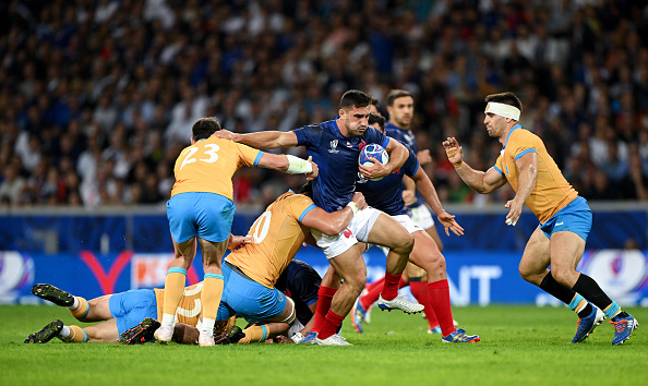 Baptiste Couilloud est plaqué par Felipe Berchesi et Felipe Etcheverry (Uruguay) pendant le match contre l'Uruguay. (Photo Mike Hewitt/Getty Images)