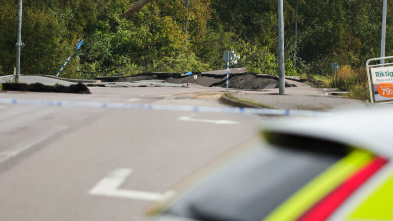 Une rue détruite près de Stenungsund, en Suède, le 23 septembre 2023. (Photo ADAM IHSE/TT News Agency/AFP via Getty Images)