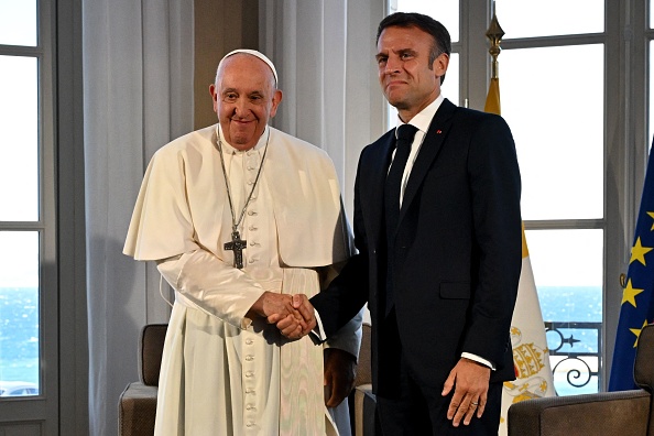 Le pape François serre la main du président Emmanuel Macron au Palais du Pharo, à Marseille, le 23 septembre 2023. (Photo ANDREAS SOLARO/POOL/AFP via Getty Images)