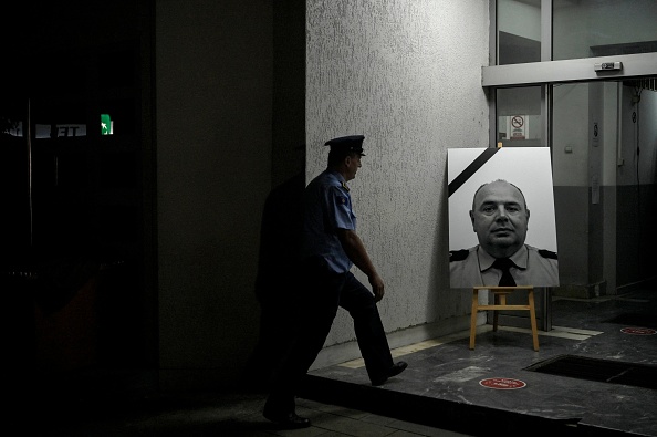 Le portrait du policier Afrim Bunjaku a été tué par des hommes armés près de la frontière avec la Serbie. (Photo ARMEND NIMANI/AFP via Getty Images)