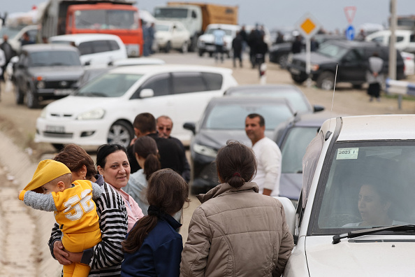 Des réfugiés au centre d'enregistrement du ministère arménien des affaires étrangères, près de la ville frontalière de Kornidzor, le 25 septembre 2023. (Photo ALAIN JOCARD/AFP via Getty Images)