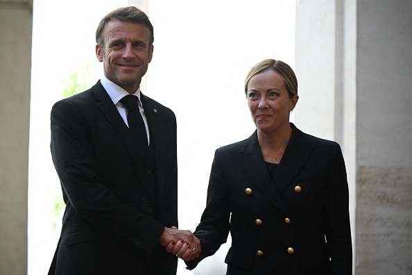 Le Président Emmanuel Macron serre la main de la Première ministre italienne, Giorgia Meloni, avant une réunion au Palais Chigi à Rome, le 26 septembre 2023. (Photo FILIPPO MONTEFORTE/POOL/AFP via Getty Images)