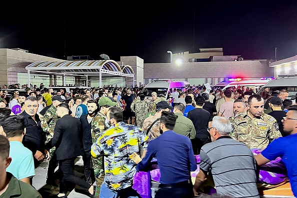 Des soldats et des secouristes se rassemblent autour d'ambulances transportant des blessés à Al-Hamdaniyah, en Irak, le 27 septembre 2023. (Photo ZAID AL-OBEIDI/AFP via Getty Images)